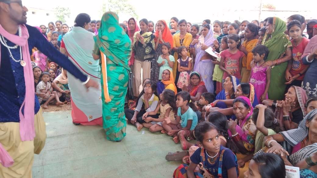 16अप्रैल यशोदा दीदी को लायेंगे और
17अप्रैल खैरागढ़ को जिला बनाएंगे
जो कहा है सो किया है
पंजा छाप कोवोट दें
#भूपेश_ही _भरोसा_है 
#जितबो_खैरागढ़
खैरागढ़ विधानसभा उपचुनावप्रत्याशी यशोदा वर्मा जीका खैरागढ़ विधानसभा केग्राम कोडका मेंहुआ धुआधार प्रचार। 
<a href="/INCChhattisgarh/">INC Chhattisgarh</a>
<a href="/bhupeshbaghel/">Bhupesh Baghel</a>