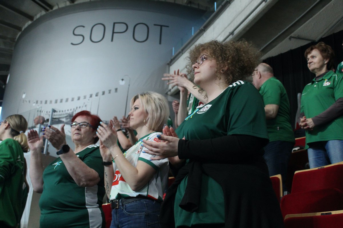 azs_olsztyn's tweet photo. Dziękujemy naszym Kibicom SSPS AZS Olsztyn  za doping - byliście niesamowici 💚 Liczymy na Was także w fazie play-off 💪 https://t.co/IBAFbvojcA