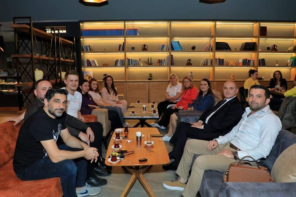MsmDuzce's tweet photo. Başkanımız Dr. Faruk ÖZLÜ Ve Anadolu Yıldızlar Ligi Judo Grup Müsabakaları İçin İlimize gelen Batı Karadeniz İllerimizin antrenörleri  ve hakemleri ile Mutfak Sanatları Merkezimizde keyifli bir sohbet gerçekleştirdi. https://t.co/YQoYFByzKG