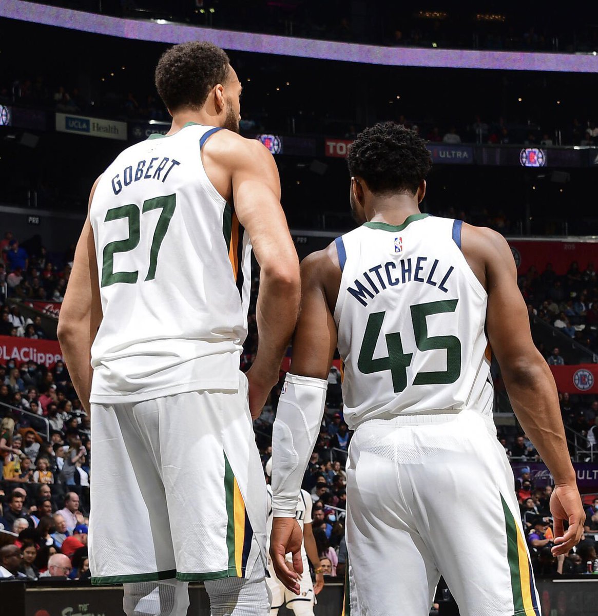 TheNBACentral's tweet photo. Here’s a crazy stat: 

On average, Donovan Mitchell PASSES the ball to Rudy Gobert TWICE a game. 

Not assists. Passes. He assists Gobert only 0.6 times every game.

The Utah marriage needs to end.

(via @dustinT_nba) https://t.co/Od2j4iDI6j