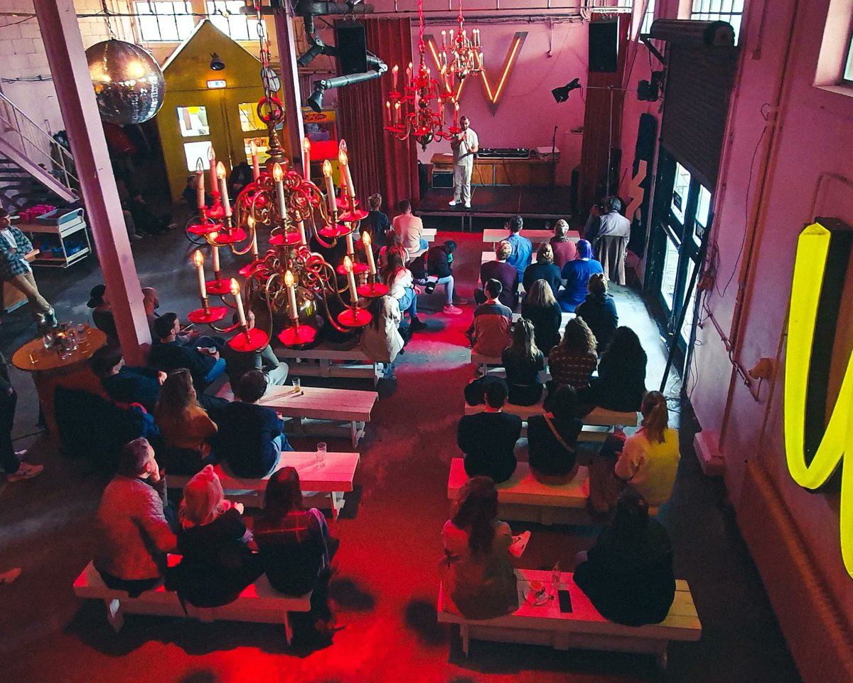 DUKEBOX73's tweet photo. Wat een middag✨️. De eerste editie van Zinnig Zuiden (spoken word) was vandaag in @Van_aken_ . Met een toffe line-up en fijn publiek was dit een dag om niet snel te vergeten💛. https://t.co/CSed9xnGEj