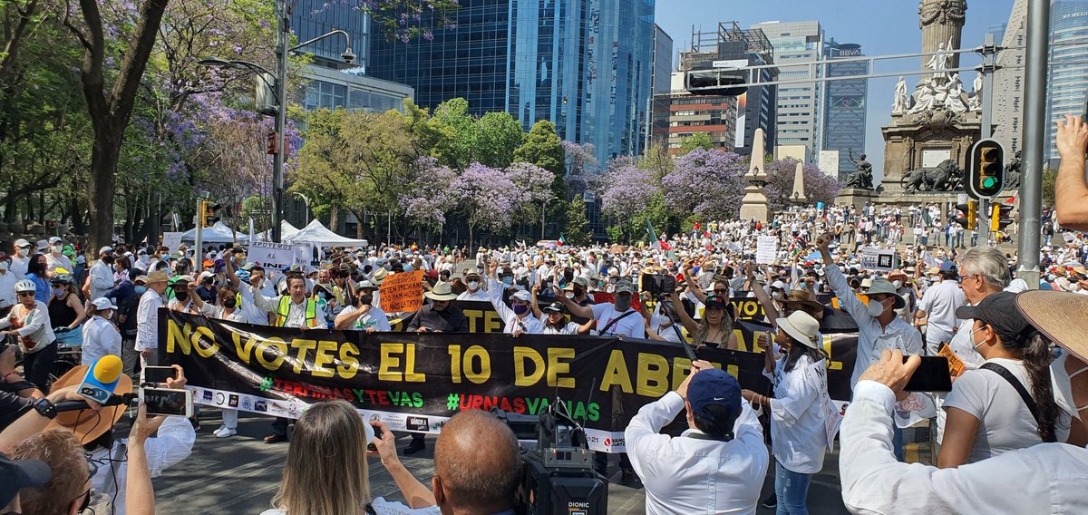 Rey_Fifi's tweet image. Hoy las calles de varias ciudades de #México están rebosando de personas libres, que en paz manifiestan su descontento por la farsa de @lopezobrador_ con la #RevocaciónDeMandato 

¡Ninguna marcha pro López ha tenido tanta convocatoria!

 #TerminasyTeVas

- Palabra del Rey