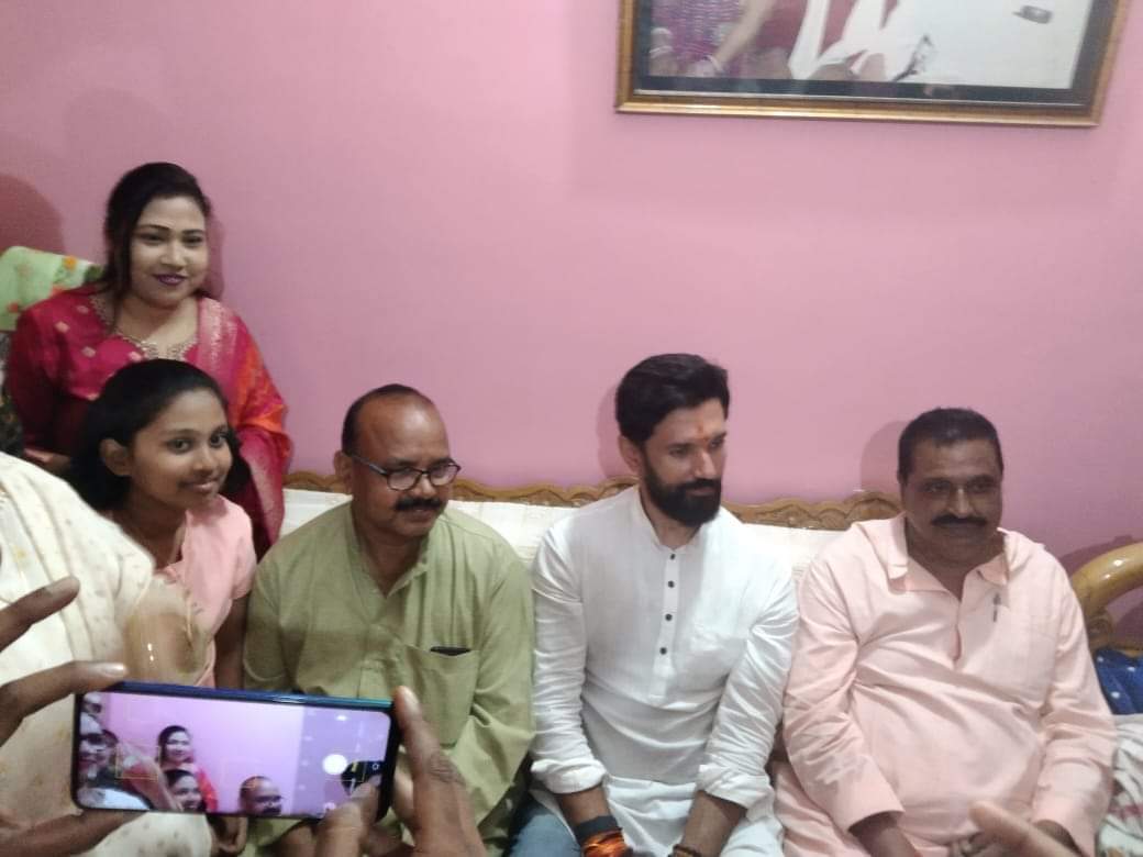 LJP4India's tweet photo. हाजीपुर नगर परिषद के पार्षद श्री भोला भगत जी के पुत्र स्व. संजय उर्फ मुन्ना कुमार जी का बीते कुछ दिन पूर्व सड़क दुर्घटना में निधन हो गया था। जिसके उपरांत आज लोजपा (रामविलास) के राष्ट्रीय अध्यक्ष आदरणीय श्री @iChiragPaswan जी ने शोकाकुल परिवारजनों से मुलाकात कर उन्हें सांत्वना दी। https://t.co/axTEzBM4Ks