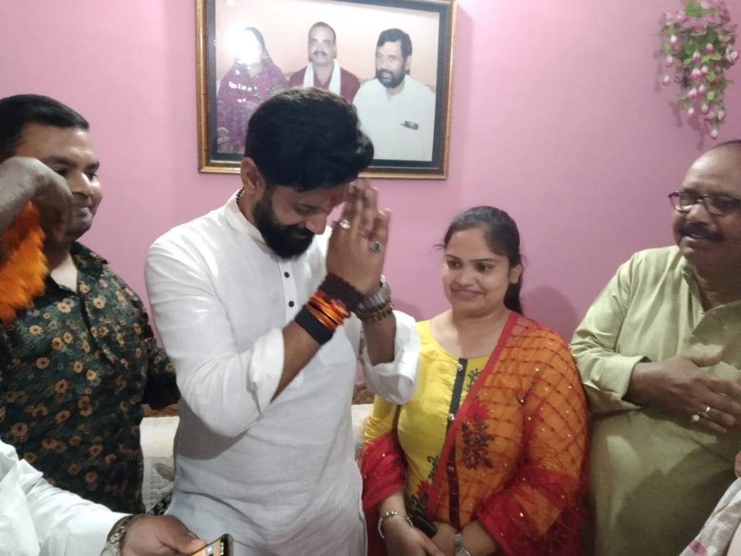 LJP4India's tweet photo. हाजीपुर नगर परिषद के पार्षद श्री भोला भगत जी के पुत्र स्व. संजय उर्फ मुन्ना कुमार जी का बीते कुछ दिन पूर्व सड़क दुर्घटना में निधन हो गया था। जिसके उपरांत आज लोजपा (रामविलास) के राष्ट्रीय अध्यक्ष आदरणीय श्री @iChiragPaswan जी ने शोकाकुल परिवारजनों से मुलाकात कर उन्हें सांत्वना दी। https://t.co/axTEzBM4Ks