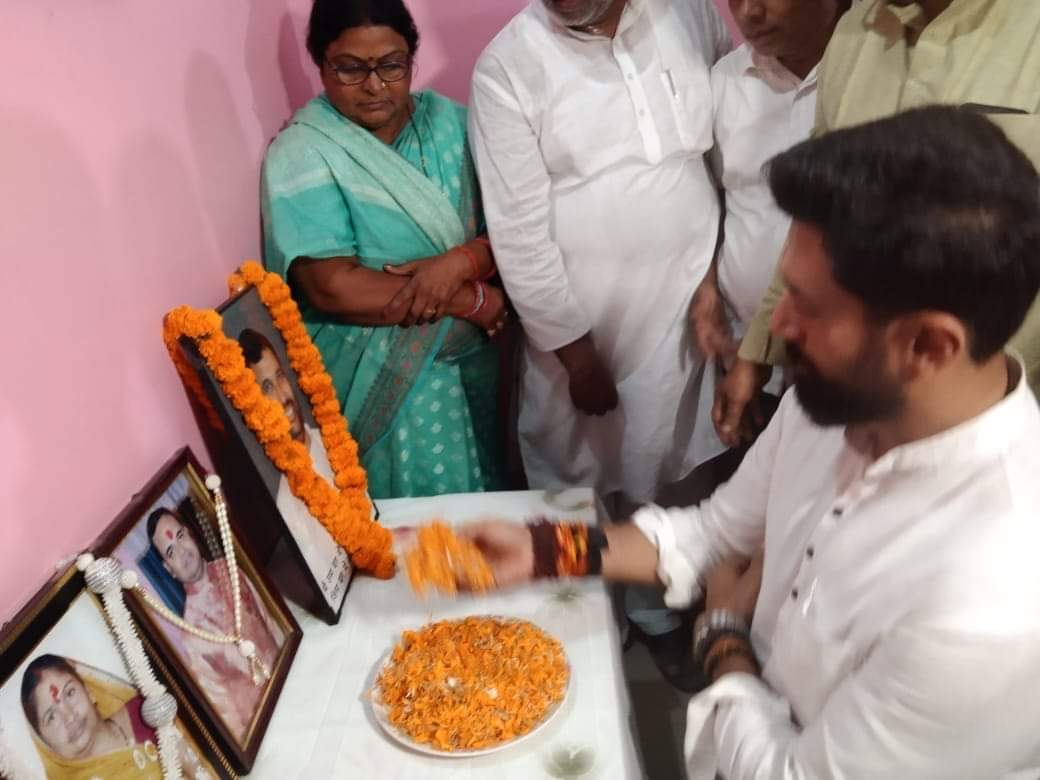 LJP4India's tweet photo. इस दौरान आदरणीय श्री चिराग पासवान जी ने लोजपा के संस्थापक आदरणीय स्व. रामविलास पासवान जी एवं स्व. संजय उर्फ मुन्ना कुमार जी की तस्वीर पर पुष्पांजलि अर्पित की। https://t.co/jJShOoijNF