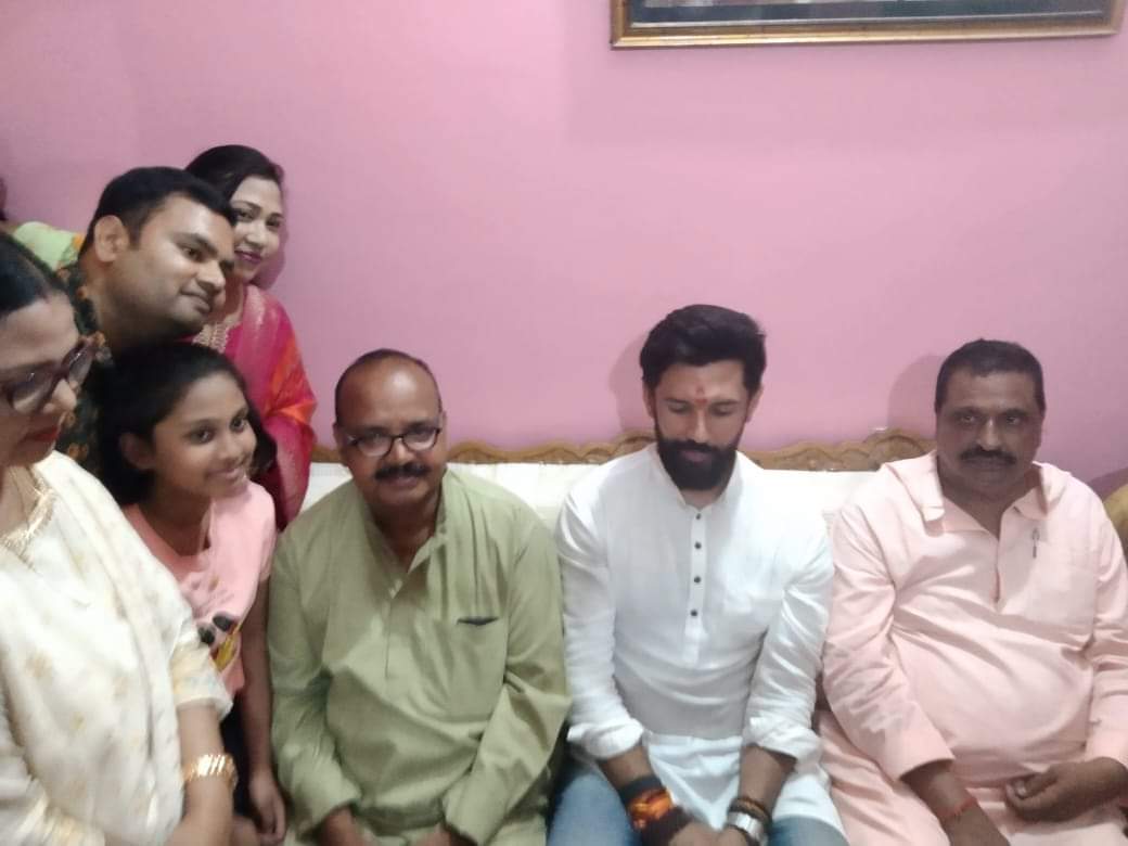 LJP4India's tweet photo. हाजीपुर नगर परिषद के पार्षद श्री भोला भगत जी के पुत्र स्व. संजय उर्फ मुन्ना कुमार जी का बीते कुछ दिन पूर्व सड़क दुर्घटना में निधन हो गया था। जिसके उपरांत आज लोजपा (रामविलास) के राष्ट्रीय अध्यक्ष आदरणीय श्री @iChiragPaswan जी ने शोकाकुल परिवारजनों से मुलाकात कर उन्हें सांत्वना दी। https://t.co/axTEzBM4Ks