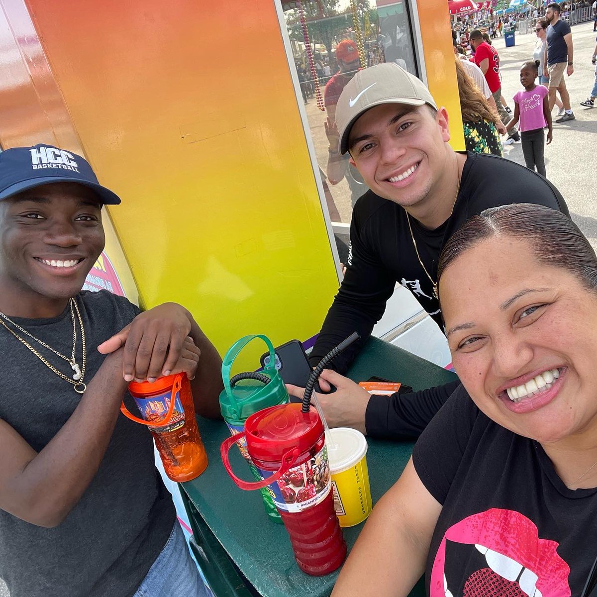 CarlaGonzalez12's tweet photo. The youth fair with some of my favorite people in this world was epic 🎪. Quality time with my kids and my prince is priceless 💚 Their smiles was worth that furious heat ☀️☀️ #OneTeamOne❤️ #Post122 #FamilyAboveAll https://t.co/vw4Bkr6Bv5