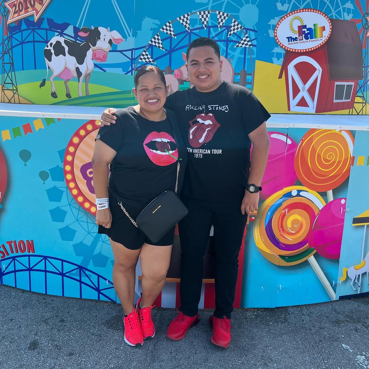 CarlaGonzalez12's tweet photo. The youth fair with some of my favorite people in this world was epic 🎪. Quality time with my kids and my prince is priceless 💚 Their smiles was worth that furious heat ☀️☀️ #OneTeamOne❤️ #Post122 #FamilyAboveAll https://t.co/vw4Bkr6Bv5