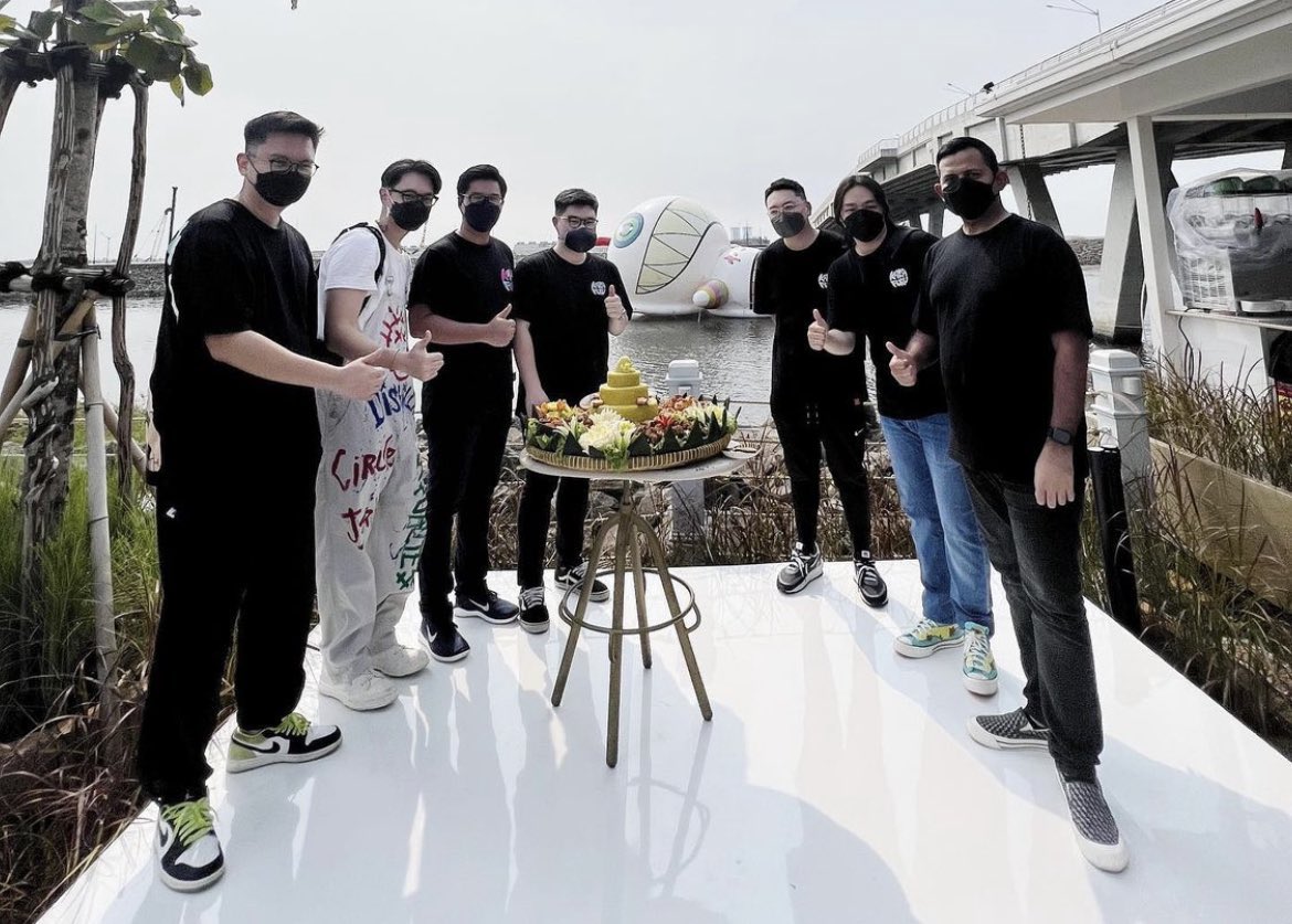 after 10 restless days, the carnival is finally over. took some last minute photobooth pictures with <a href="/soloandrw_/">soloandrw.</a> <a href="/rofe_eth/">Rofe</a> ♨️🎡 missing <a href="/Jejouw/">jejouw</a> 😂 we’ll see yall Furus in our next <a href="/KarafuruNFT/">Karafuru</a> carnival 💫 

total number of visitors: 200k +-