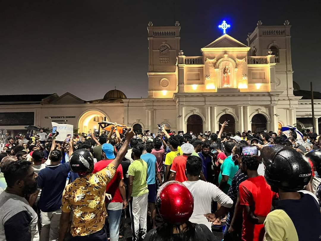 AthaudaDasuni's tweet photo. 🪧📍St. Anthony’s Shrine, Kochchikade - a place of heartbreak and solace for many.

Citizens gathered outside the church in protest of #SriLankaCrisis, weeks before they are remembered that 3 years have passed since the horrific #EasterAttacks took place. 

📷 :Dinesh Dissanayake https://t.co/7dmf6n8PkK