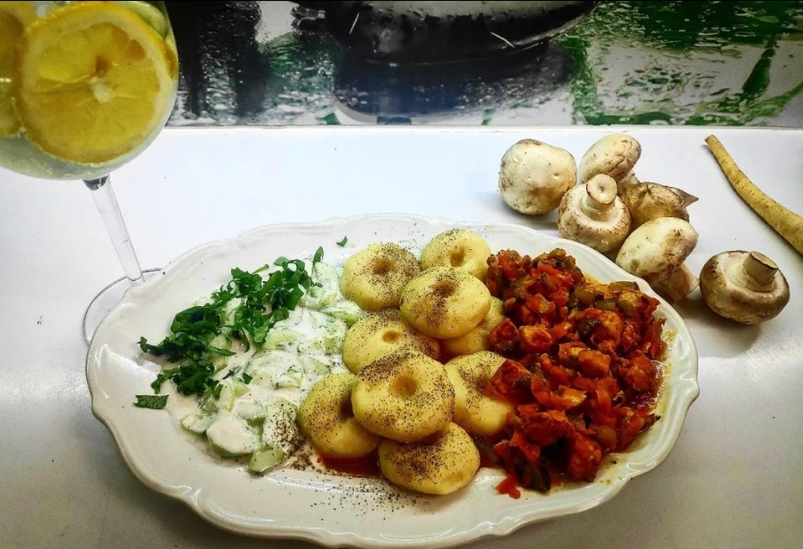 LadyRusinCook's tweet photo. Homemade lunch with help for empty bellies in the form of Silesian dumplings and goulash;)))

Some with beetroot and roulade, and I with cucumber salad, chopped basil, carrot stew and mushrooms;)

This composition turned out to be really fresh, home-made and tasty!

#klusk https://t.co/n7rCqi3Bjr