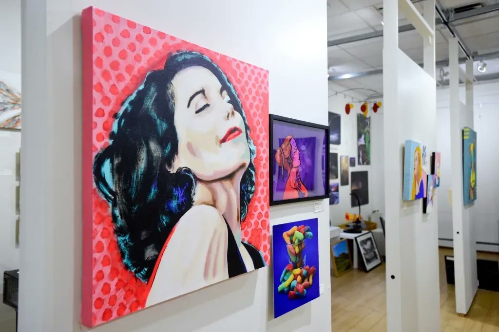R Gallery + Wine Bar tweet media