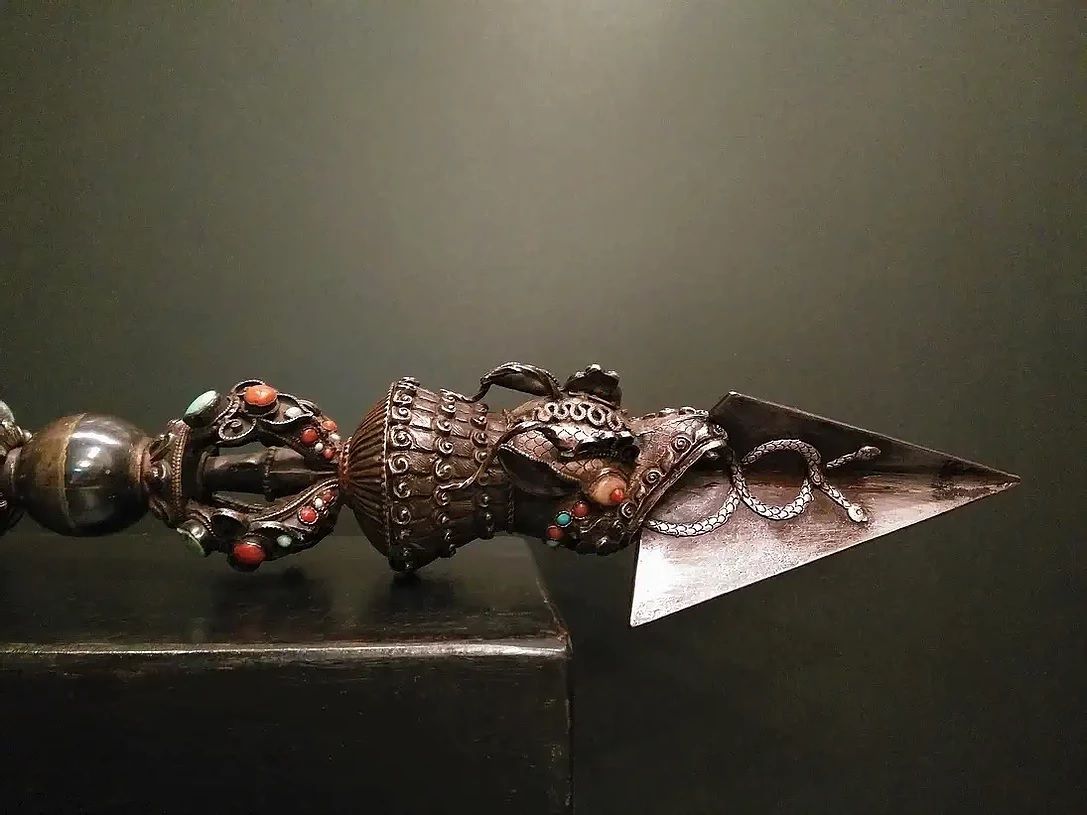 sotoasianart's tweet photo. In Sanskrit, it is called #kīla, in Tibetan, it is called #phurba. ‘Phur’ translated from Sanskrit ‘kīla’, meaning peg or nail. Invented by the 8th-century Indian #Buddhist master, Padmasambhava (Guru Rinpoche), it is widely assumed the tripled bladed ritual dagger @sotoasianart https://t.co/wboJFvYGP3
