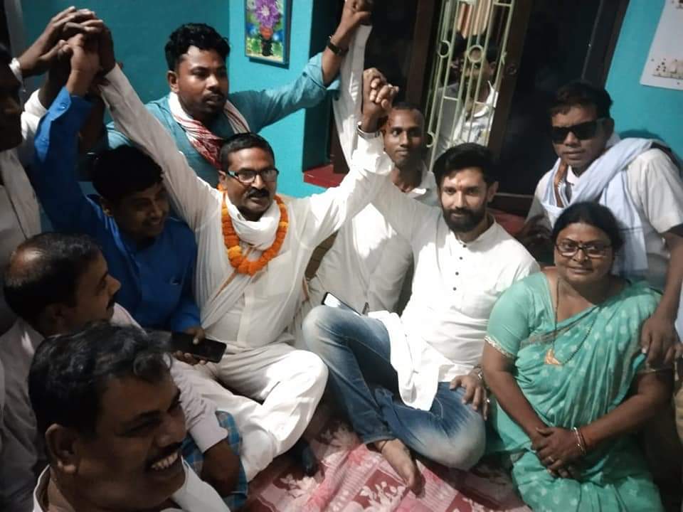 LJP4India's tweet photo. आज हाजीपुर, जिला वैशाली में लोजपा (रामविलास) के राष्ट्रीय अध्यक्ष आदरणीय श्री @iChiragPaswan जी की मौजूदगी में रालोजपा के प्रदेश महासचिव श्री रणविजय चौरसिया जी ने पुनः पार्टी की सदस्यता ग्रहण की। https://t.co/wfZFUJqFq6