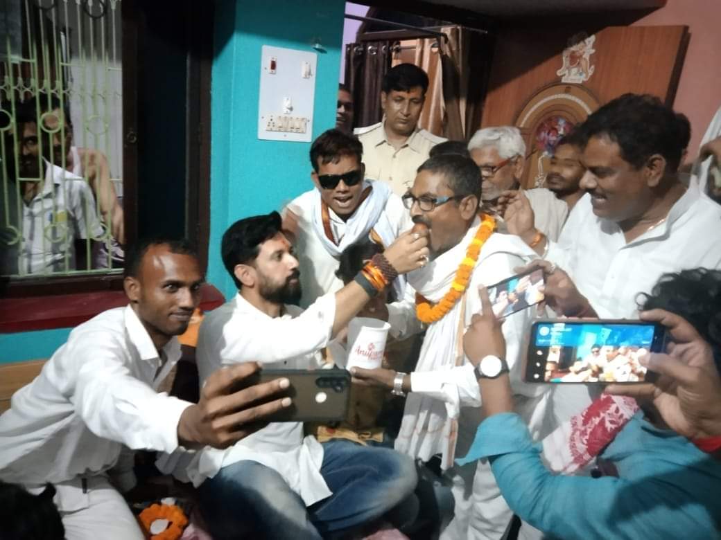 LJP4India's tweet photo. आज हाजीपुर, जिला वैशाली में लोजपा (रामविलास) के राष्ट्रीय अध्यक्ष आदरणीय श्री @iChiragPaswan जी की मौजूदगी में रालोजपा के प्रदेश महासचिव श्री रणविजय चौरसिया जी ने पुनः पार्टी की सदस्यता ग्रहण की। https://t.co/wfZFUJqFq6