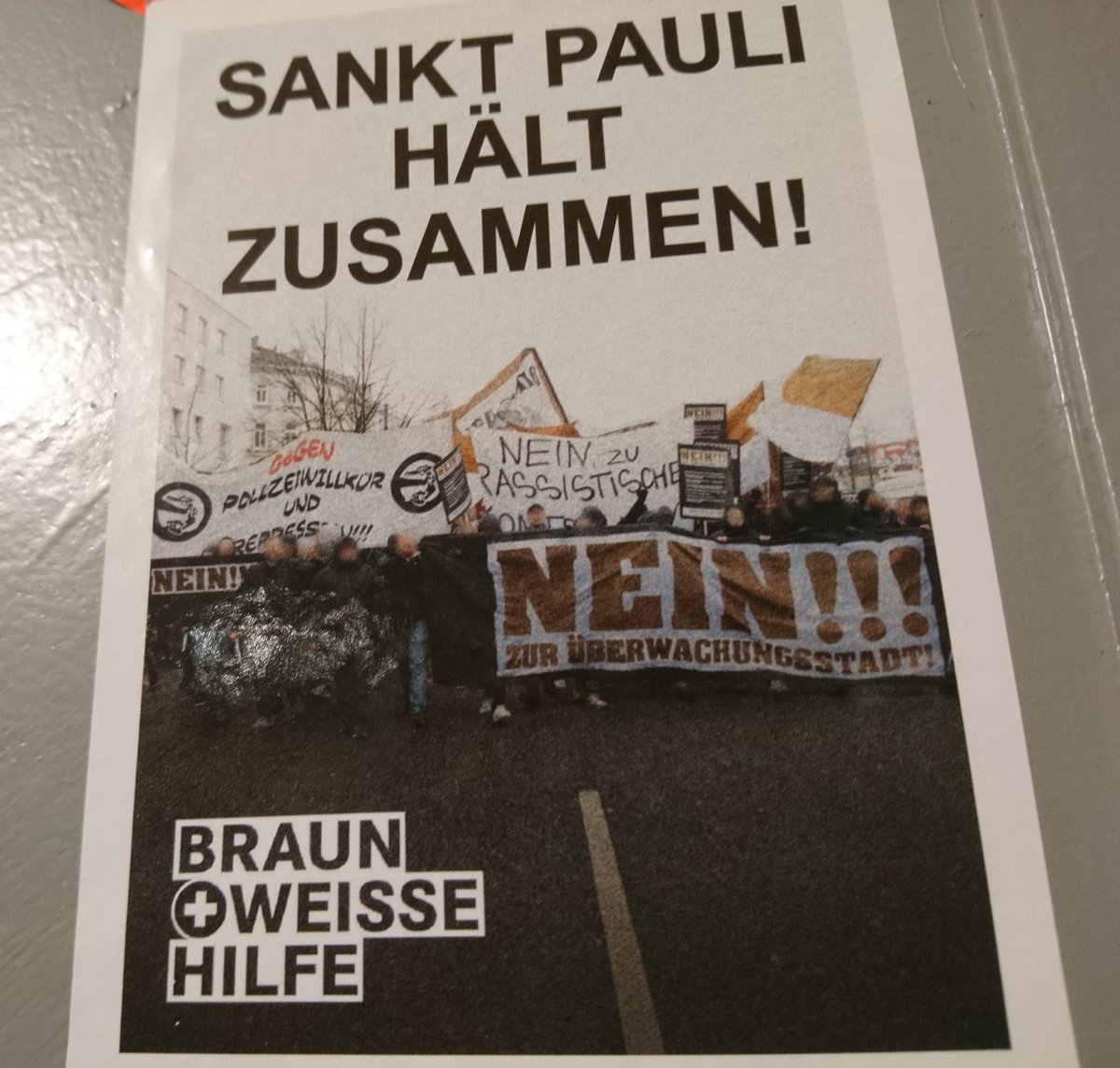Fanhilfe_FCSP's tweet photo. Hey @fcstpauli,
stellt euch hinter eure Fans! Verurteilt #Polizeigewalt.

Unsere Solidarität gilt allen verletzten verletzten #FCSP Fans - gute Besserung!!!

Ein kurzes Statement:
https://t.co/xOX1nzgvlL

---
#Fanhilfe #BWH #fchFCSP https://t.co/a3FbhHxNP5