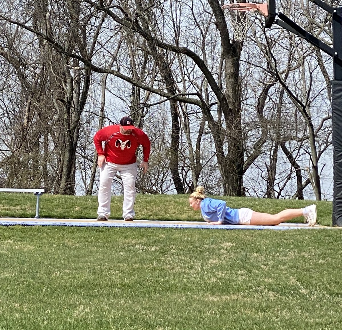 Csull15642's tweet photo. Dad is the Best Coach 🤩 Agility work 👣 @Rachsull809 @RogerSu05583026 @JuniataWVB https://t.co/wXV50wZx6u