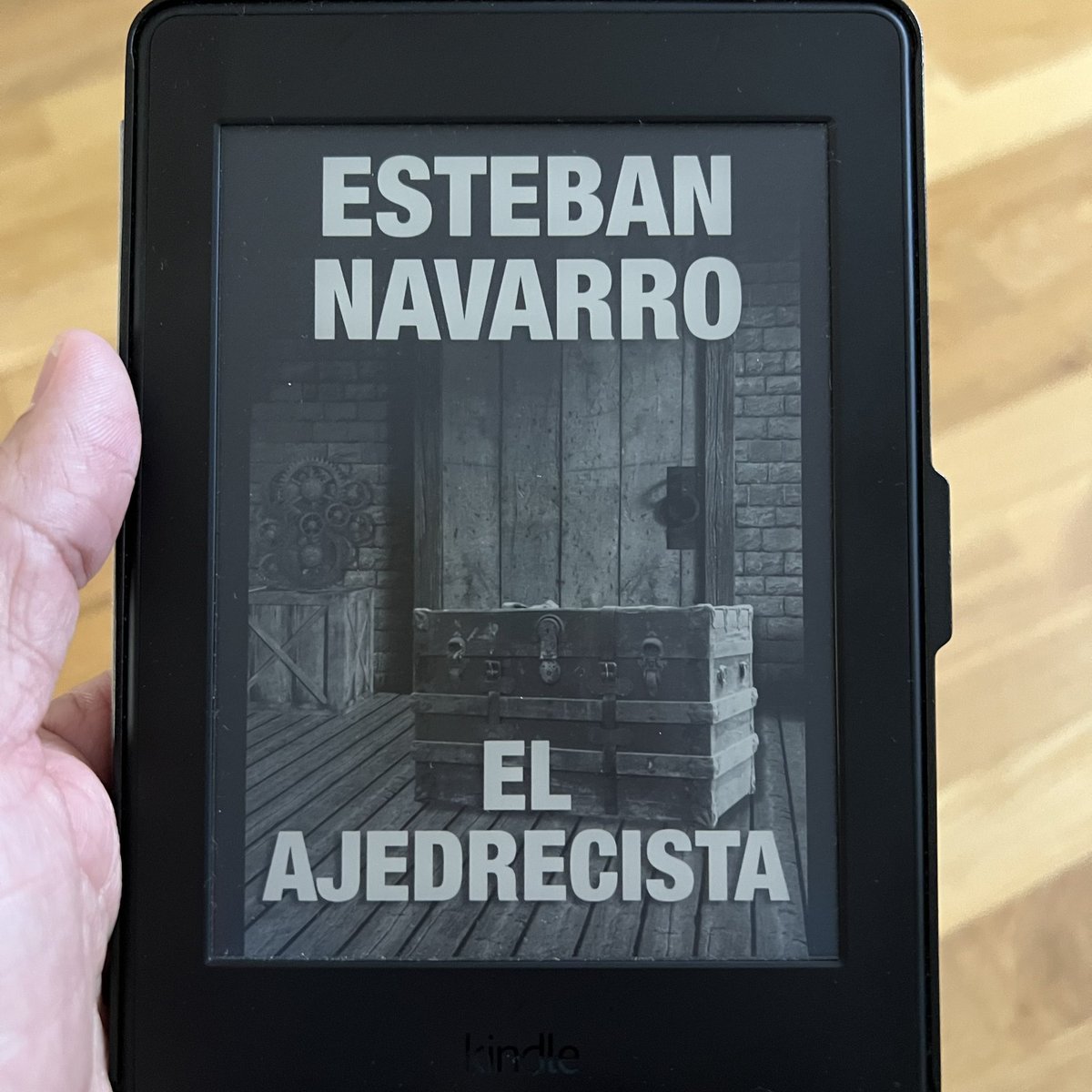 EstebanNavarroS's tweet image. No publico con editoriales.
No tengo agente literario.
No lleno en mis presentaciones.
No me anuncian en el telediario.
No vivo en un castillo.
No soy joven.
No soy guapo.
No soy rico.
No soy nadie. 
EL AJEDRECISTA, una novela que NO va de ajedrez:
rxe.me/6Z9F14
¿Un RT?