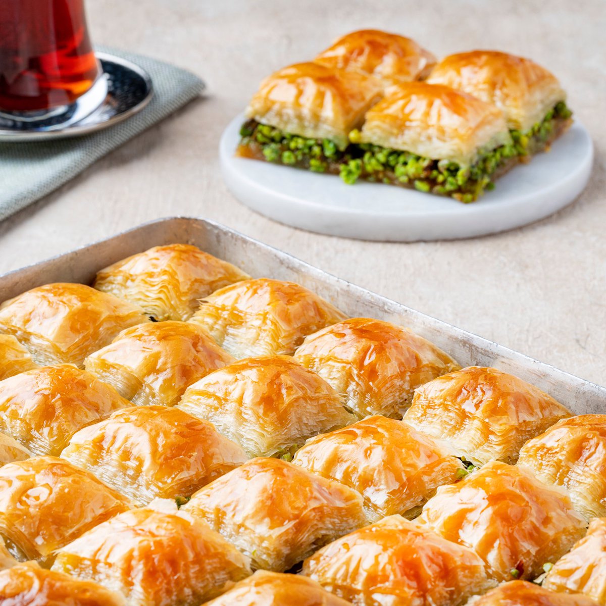 10 Nisan Pazar gününe kadar bu tweeti RT yapıp hesabımızı takip eden 3 kişiye, dünyanın dört bir yanına gönderdiğimiz Gerçek Gaziantep Baklavasından birer kg hediye 👋🏻

Online sipariş için: baklavacimehmetyildirim.com