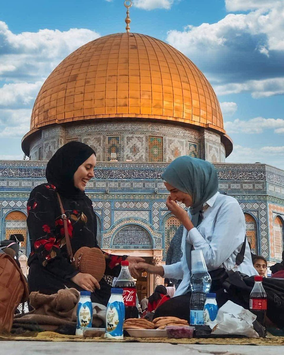 cll610's tweet photo. الإفطار في باحات المسجد الأقصي، فلسطين 🧡
📸 Walaa Fatayer https://t.co/ilUR6F6Qc8