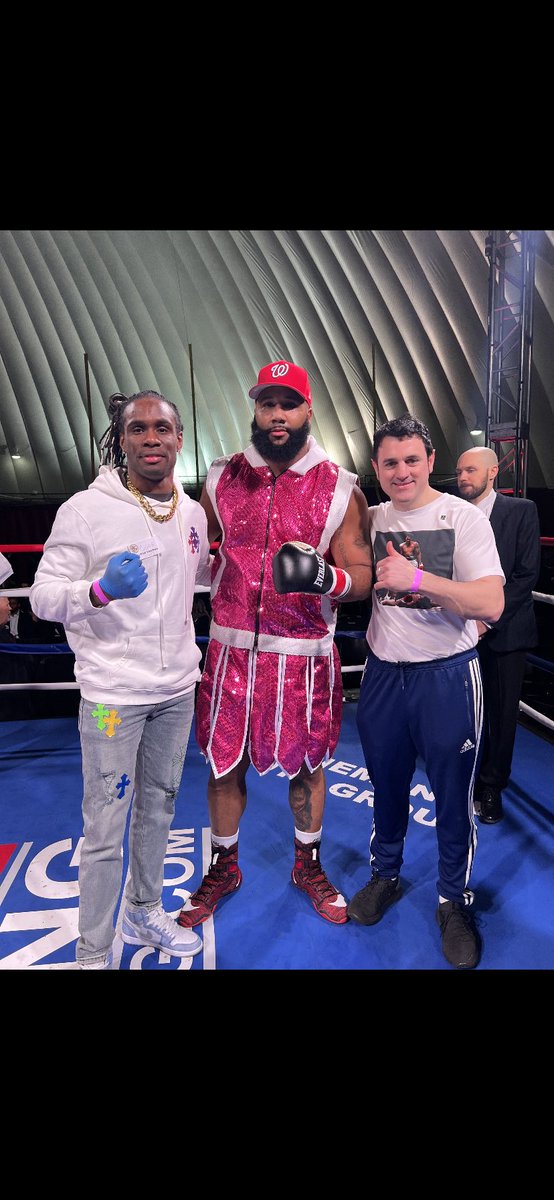 CoyleBoxing's tweet photo. A Great Weekend of Boxing in Chicago an Honor to have one of @Irishboxingcom Greatest Mighty Joe Ward and to have Chicagos own Heavy Weight Deontae Pettigrew both Win Also great to have Joe stop into @thegalwaybay Chicagos Finest @realchrismily https://t.co/HAPhwWPDev