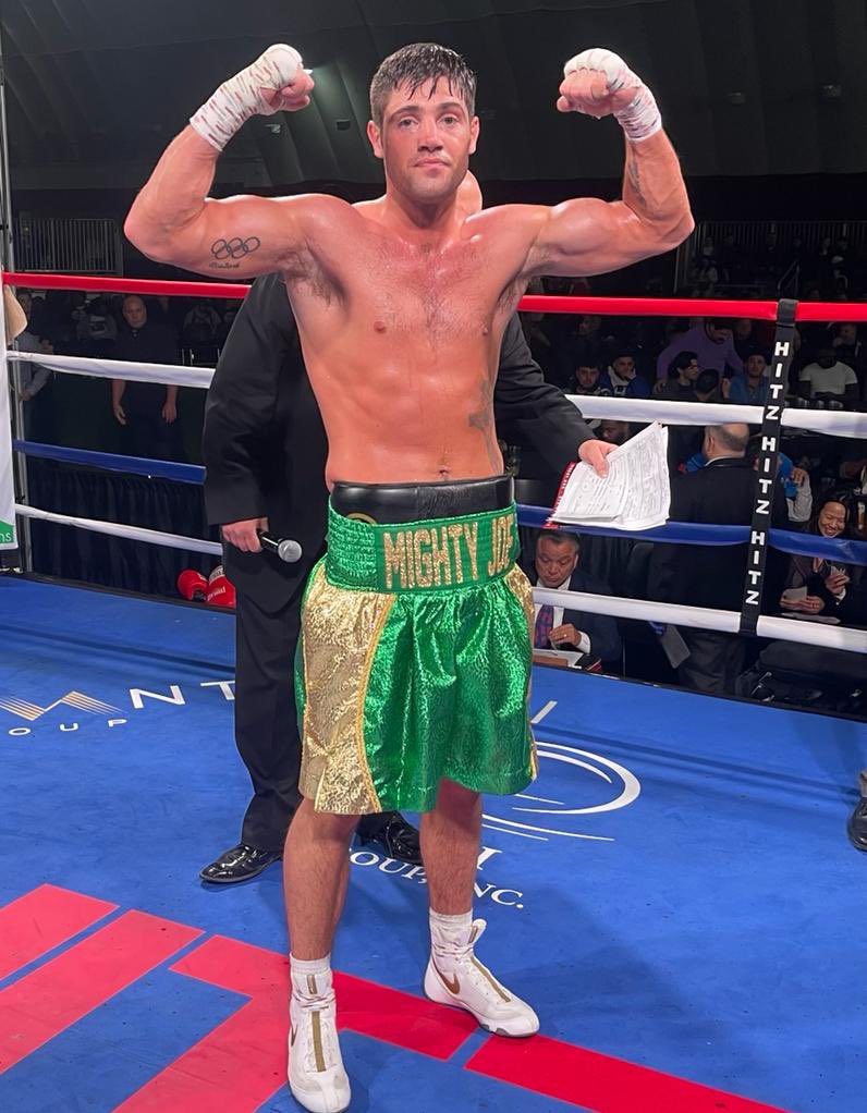 CoyleBoxing's tweet photo. A Great Weekend of Boxing in Chicago an Honor to have one of @Irishboxingcom Greatest Mighty Joe Ward and to have Chicagos own Heavy Weight Deontae Pettigrew both Win Also great to have Joe stop into @thegalwaybay Chicagos Finest @realchrismily https://t.co/HAPhwWPDev