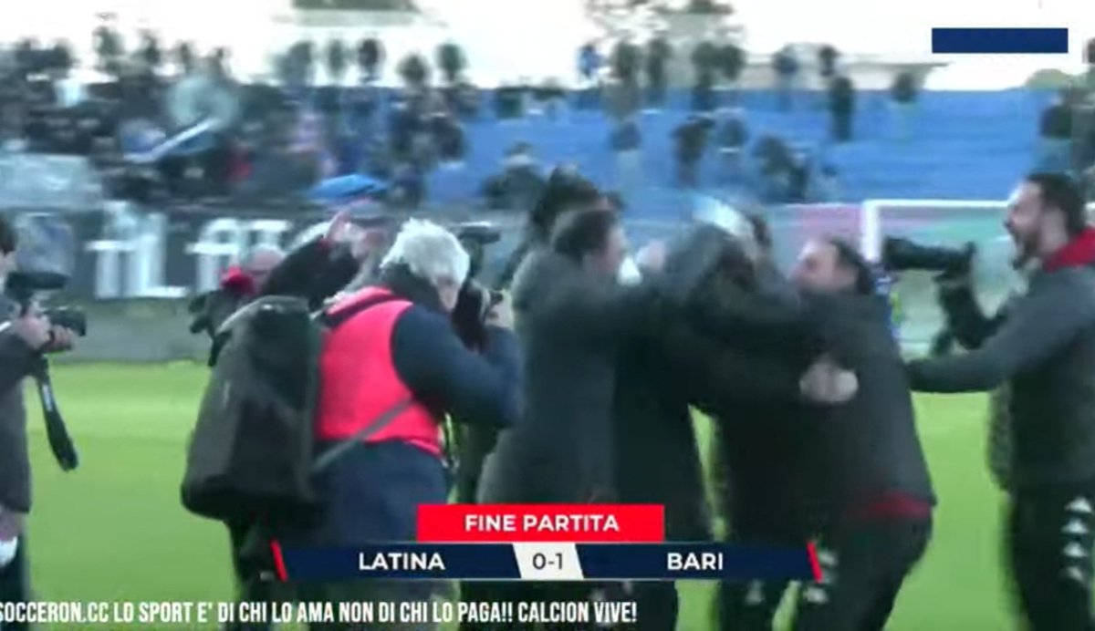 SSCBARIFRANCE's tweet photo. CHAMPIIIIION ! LE #SSCBARI L'A FAIT! #BARI RENAIT, BARI EST EN SÉRIE B !!! CHAMPION DE SERIE C POULE C AVEC 75 POINTS À 3 JOURNÉE DE LA FIN ! ⚪🔴 QUE D'ÉMOTION ! 🥰 https://t.co/4lvU6STtux