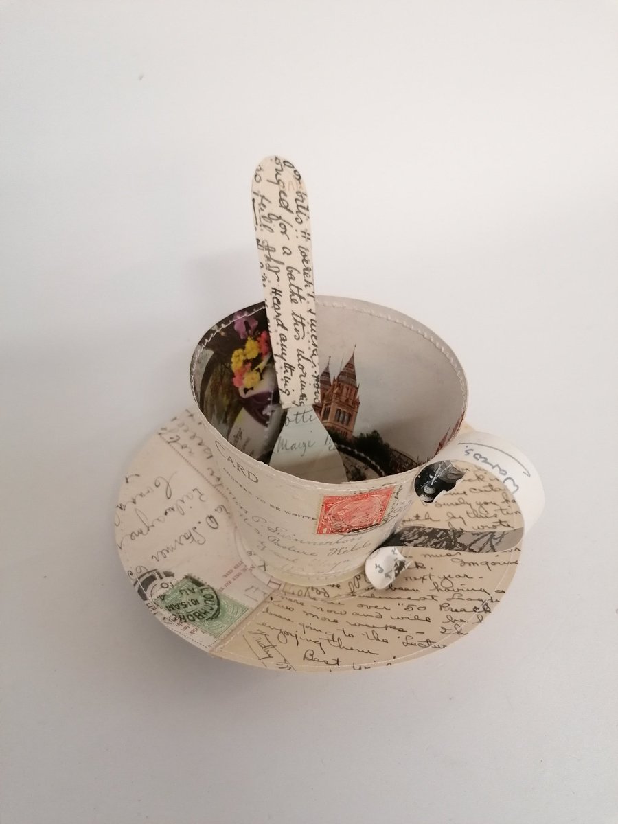 paperjennifer's tweet photo. This was a lovely order sent out a few weeks back- more are on the desk this week ready to restock my @madebyhanduk shop...
#jennifercollier #papersculpture #papercup #papersaucer #paperspoon #cupsaucerandspoon #stitchedpaper #recycledpaper #vintagepostcards #teacup #paperteacup https://t.co/9aPeGLx7JT