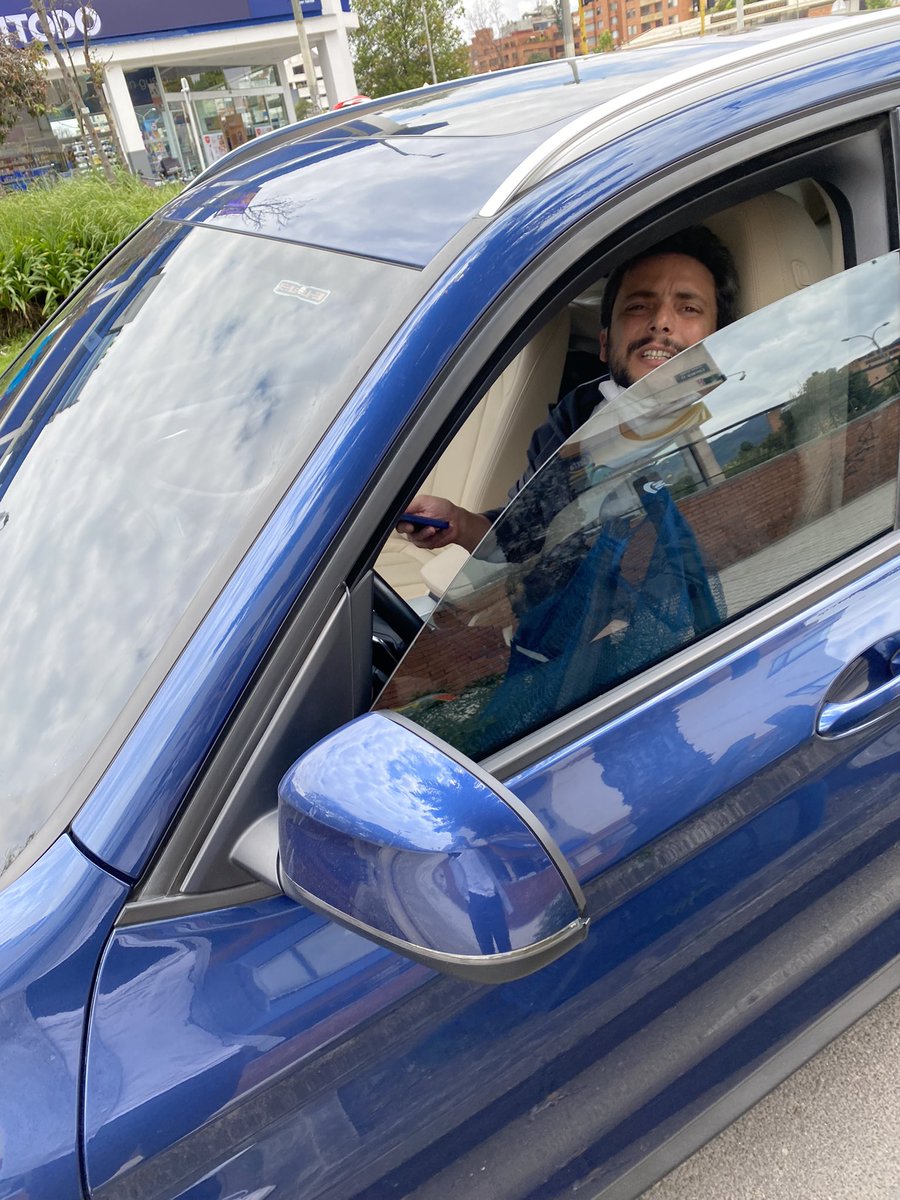hectorLaris's tweet photo. Este sujeto me golpeó en su carro y huyó @SectorMovilidad https://t.co/hPWGR2PBmT