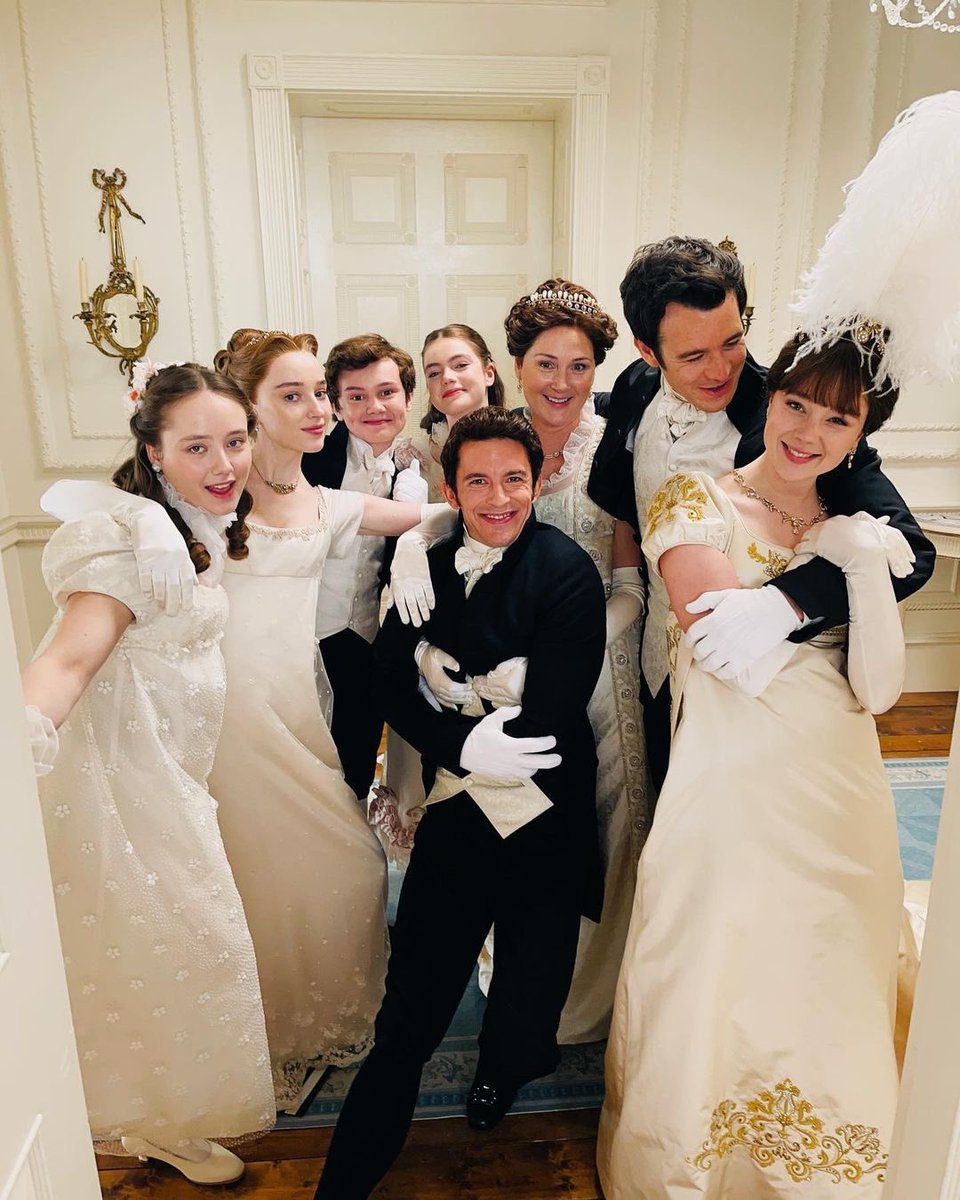SeriesUpdateFR's tweet image. Le casting de #Bridgerton sur le tournage de la seconde saison.