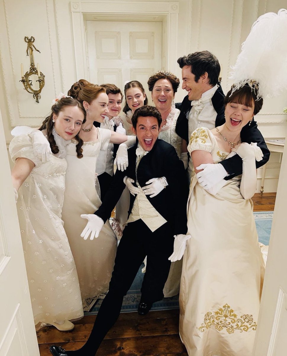 SeriesUpdateFR's tweet image. Le casting de #Bridgerton sur le tournage de la seconde saison.