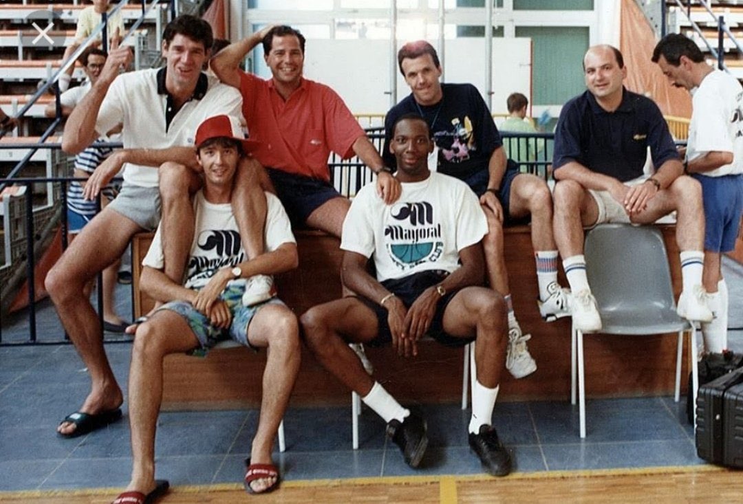 GABERSPORTS's tweet photo. Queremos lamentar la pérdida de un grande del #Baloncesto Alguien que llevó este deporte a grandes y altas cotas. #DEP Javier Imbroda,un luchador , excelente entrenador y gestor. 

En la primera imagen le vemos en aquellos Campus Mayoral que se organizaron en Marbella en los 80’s https://t.co/UUQzF6f2Qc