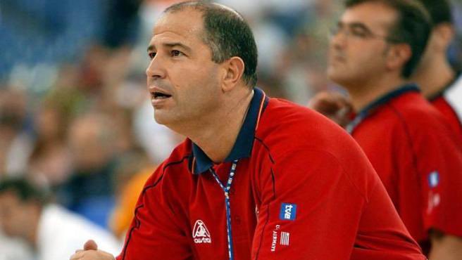 GABERSPORTS's tweet photo. Queremos lamentar la pérdida de un grande del #Baloncesto Alguien que llevó este deporte a grandes y altas cotas. #DEP Javier Imbroda,un luchador , excelente entrenador y gestor. 

En la primera imagen le vemos en aquellos Campus Mayoral que se organizaron en Marbella en los 80’s https://t.co/UUQzF6f2Qc