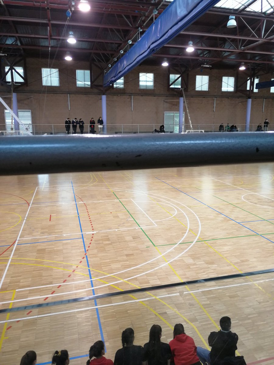 merimunne's tweet photo. Estimats arquitectes de pavellons. És possible que no poseu les baranes SEMPRE  a l'alçada dels ulls? https://t.co/2zGRzlDWff
