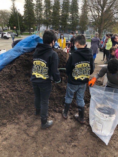 Sowing the Seeds of school #community 2022 Manure Sale. <a href="/vsb39/">Vancouver School Board</a> students and families PAC.
arlordpac.ca/blog/2022-manu…