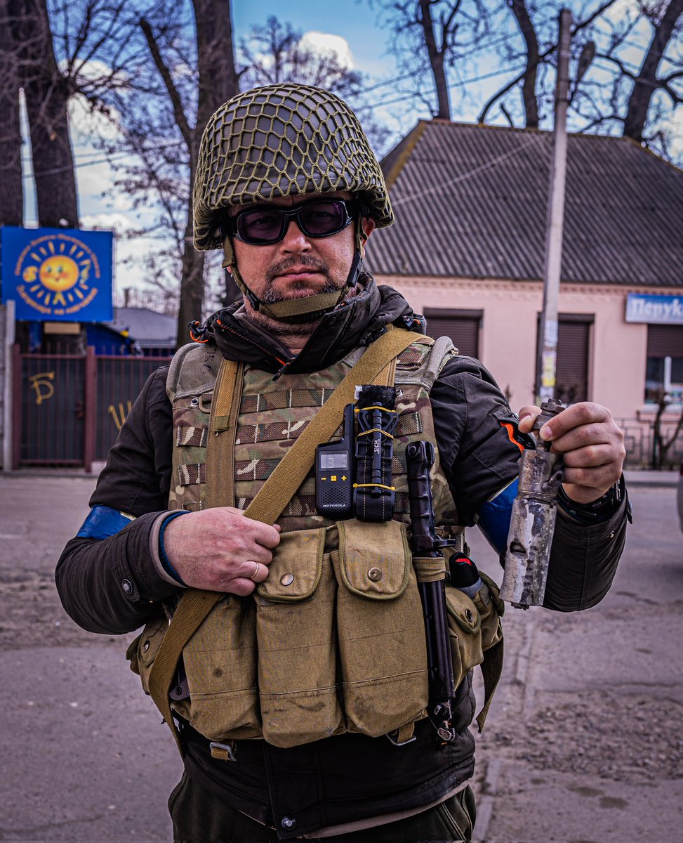 davidmelero__'s tweet photo. 🔴 Militars ucraïnesos ens ensenyen restes dels míssils que han impactat contra les cases dels seus veïns a #Boyarka, una població ucraïnesa als afores de #Kyiv. Van morir desenes de civils en aquests bombardejos. 29/03/2022 - Boyarka, província de #Kiev. @lalertacanal #Ukraine https://t.co/EzitKazhDU