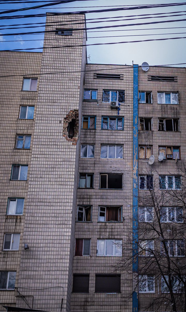 davidmelero__'s tweet photo. 🔴 Militars ucraïnesos ens ensenyen restes dels míssils que han impactat contra les cases dels seus veïns a #Boyarka, una població ucraïnesa als afores de #Kyiv. Van morir desenes de civils en aquests bombardejos. 29/03/2022 - Boyarka, província de #Kiev. @lalertacanal #Ukraine https://t.co/EzitKazhDU
