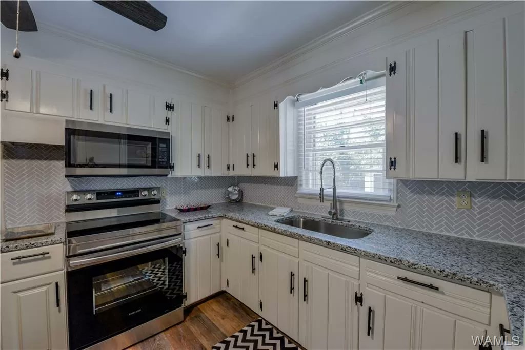 AndrewJBoneRE's tweet photo. #Tuscaloosa #Alabama Renovated 4BR/2BA & min. to campus. SS appliances, granite, refinished hardwood floors & LVP. Inside laundry room, carport & additional off street parking; fenced backyard & storage bldg. Great #investment! Property management available. #ajbreg 205-531-5577 https://t.co/LsLV54yMys