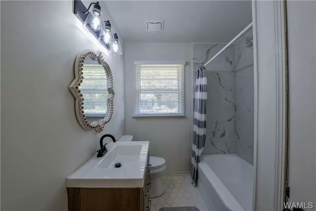 AndrewJBoneRE's tweet photo. #Tuscaloosa #Alabama Renovated 4BR/2BA & min. to campus. SS appliances, granite, refinished hardwood floors & LVP. Inside laundry room, carport & additional off street parking; fenced backyard & storage bldg. Great #investment! Property management available. #ajbreg 205-531-5577 https://t.co/LsLV54yMys