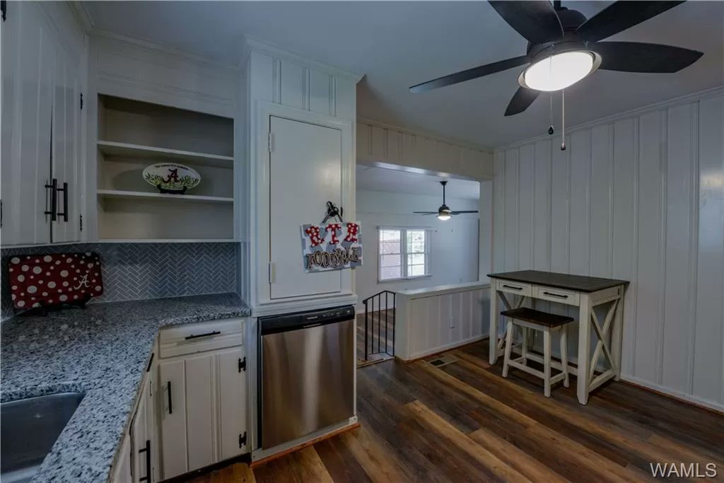 AndrewJBoneRE's tweet photo. #Tuscaloosa #Alabama Renovated 4BR/2BA & min. to campus. SS appliances, granite, refinished hardwood floors & LVP. Inside laundry room, carport & additional off street parking; fenced backyard & storage bldg. Great #investment! Property management available. #ajbreg 205-531-5577 https://t.co/LsLV54yMys