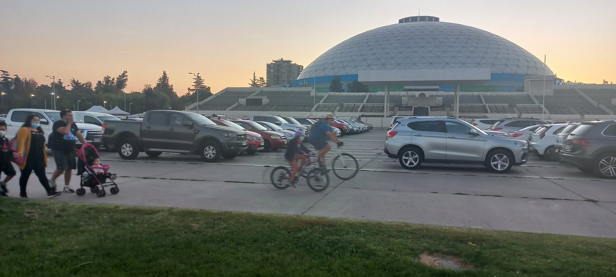OHigginsParque's tweet photo. Indignante! Ayer 2/4/22 deportistas y visitantes del Parque O'Higgins deben retirarse por los miles de autos que llegan a concierto de movistar, a gran velocidad, poniendo en riesgo a niños, deportistas y familias que disfrutaban del espacio familiar.
#salvemoselparqueohiggins https://t.co/i16eCRQYOp