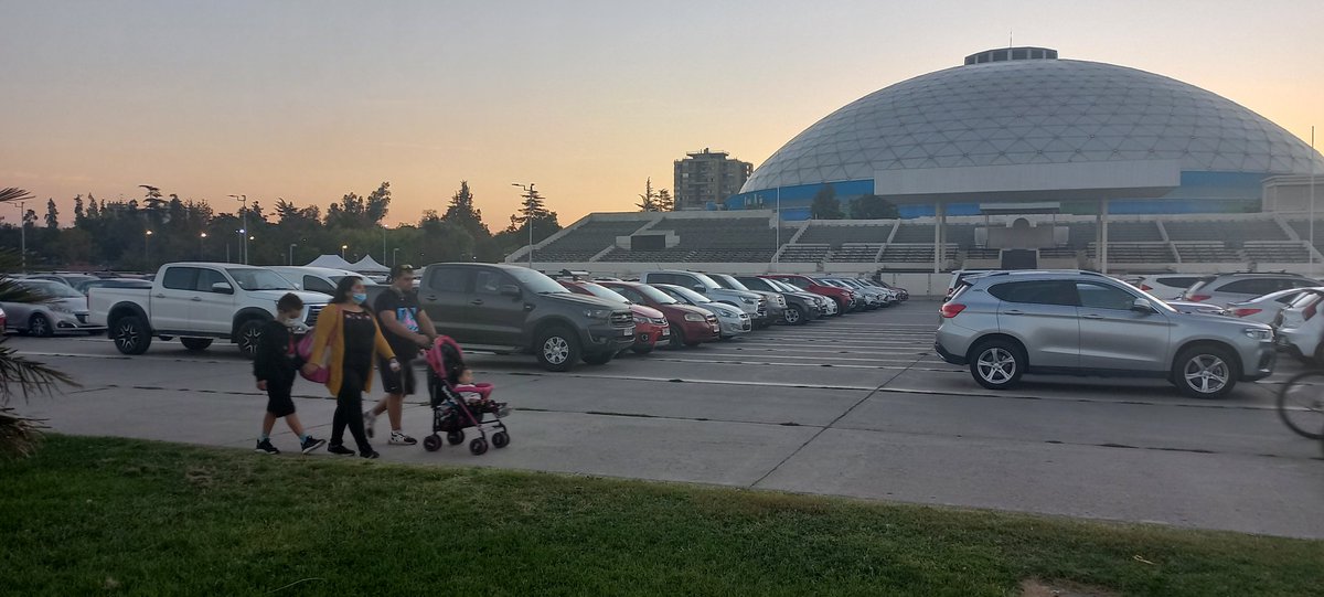 OHigginsParque's tweet photo. Indignante! Ayer 2/4/22 deportistas y visitantes del Parque O'Higgins deben retirarse por los miles de autos que llegan a concierto de movistar, a gran velocidad, poniendo en riesgo a niños, deportistas y familias que disfrutaban del espacio familiar.
#salvemoselparqueohiggins https://t.co/i16eCRQYOp