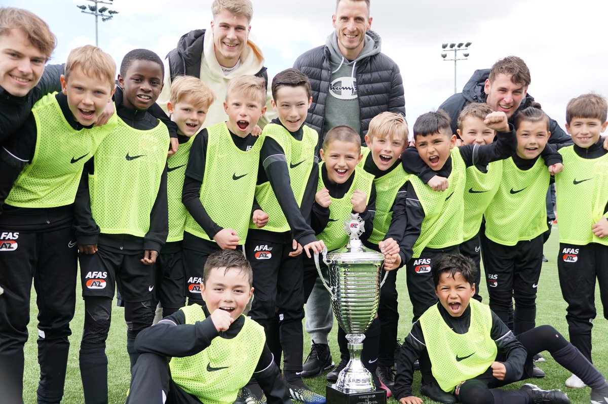 AZJeugd's tweet photo. 👍 𝑯𝒂𝒑𝒑𝒚 𝒇𝒂𝒄𝒆𝒔!

🏆 Regio Alkmaar wint het Voetbalschool in de Regio-toernooi.

🥳 Hobie en Beau reiken de prijzen uit.

🙌 Daniel Nguyen houdt 932 keer hoog en wint een bokaal. 

📸 Foto’s en verslag: https://t.co/FPMqqn9MbL

#AZJeugd https://t.co/MqvPVGcUQj