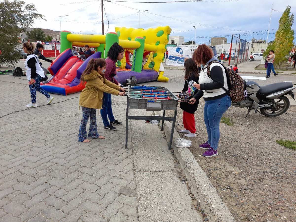 NataliaGarzn1's tweet photo. #MalvinasNosUne Las organizaciones sociales y territoriales de FeNaT Santa Cruz - CTAA junto al CIC San Cayetano (MDS) ,  realizaron una jornada recreativa,  deportiva y cultural conmemorando los #40AñosdeMalvinas . https://t.co/XySlgsv1NV