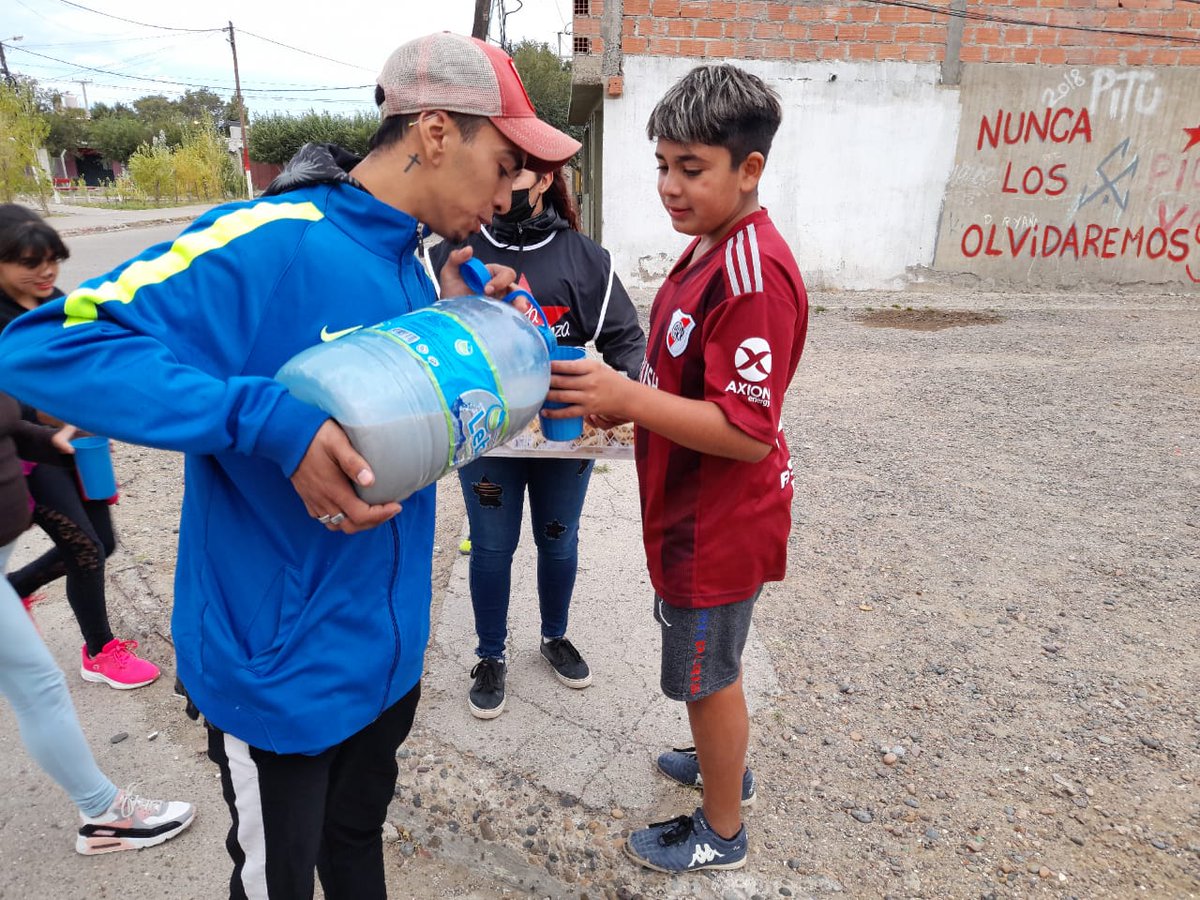 NataliaGarzn1's tweet photo. #MalvinasNosUne Las organizaciones sociales y territoriales de FeNaT Santa Cruz - CTAA junto al CIC San Cayetano (MDS) ,  realizaron una jornada recreativa,  deportiva y cultural conmemorando los #40AñosdeMalvinas . https://t.co/XySlgsv1NV