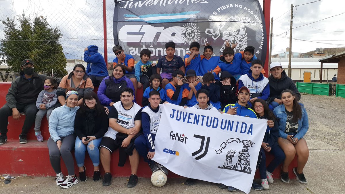 NataliaGarzn1's tweet photo. #MalvinasNosUne Las organizaciones sociales y territoriales de FeNaT Santa Cruz - CTAA junto al CIC San Cayetano (MDS) ,  realizaron una jornada recreativa,  deportiva y cultural conmemorando los #40AñosdeMalvinas . https://t.co/XySlgsv1NV
