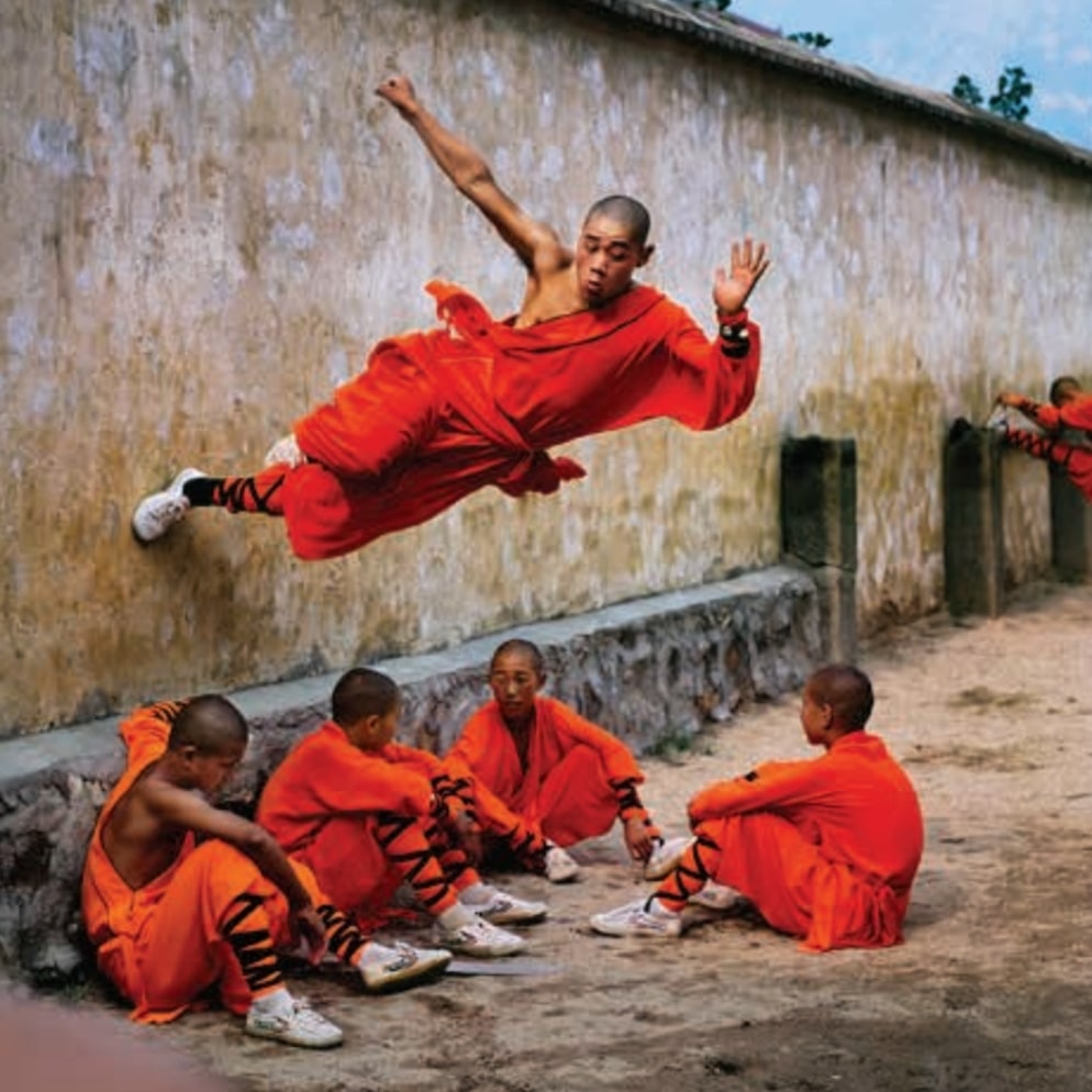 Shaolin Monastery un luogo unico ed una delle spettacolari fotografie realizzate da Steve McCurry durante il suo viaggio in  Cina. Uno dei fotografi attualmente più famosi al mondo ed un reporter di guerra più famosi al mondo. 

#ViandanteErrante 
#stevemccurryofficial