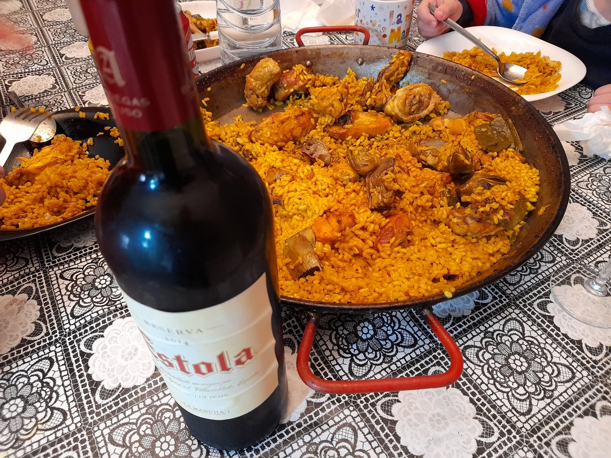 Valfaraig78's tweet photo. Domingo de 🥘 de Tour de Flandes 🚴♂️y de ir a Mestalla 🏟 para animar al @valenciacf 🦇 en el #VCFCadiz y pedir a Lim que se vaya. #LimGoHome https://t.co/o8BRkyo3ZN