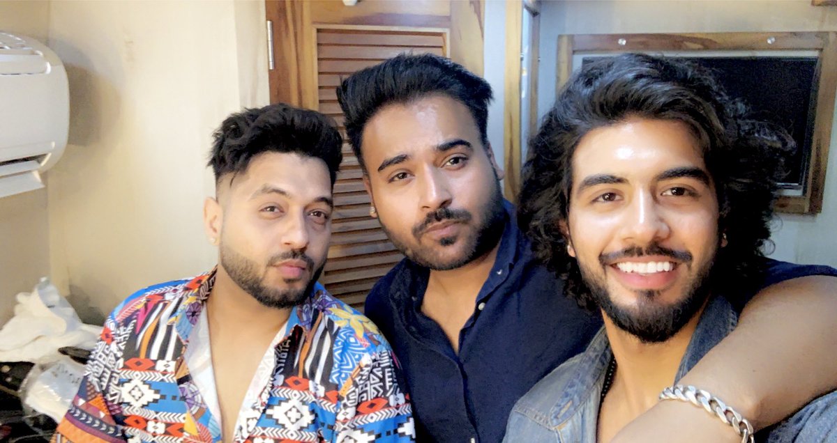 honeyjeetsinghh's tweet photo. Brother’s for life ❤️🔥🤙🤗
@starboyloc @gskillzofficial
#musicians #music #musicproducers #singerlife #singerlifestyle #shootlife #starboyloc #Starboy #gskillz #delhisehunbc #dillisehunbc #honeyjeetsingh https://t.co/xiJ5yBMSyN