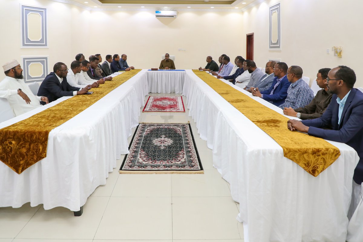 SomaliPM's tweet photo. Ra’iisul Wasaaraha XFS Mudane Maxamed Xuseen Rooble ayaa kulan la leh Ganacsatada Soomaaliyeed, kaas oo looga hadlayo sidii loogu gurman lahaa ganacsatadii ku xoolo beeshay dabkii weynaa ee baabi’iyay suuqa weyn ee Hargeysa. https://t.co/gMsKagUlZM